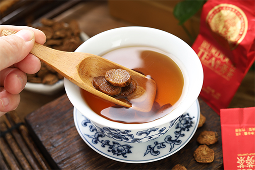 三种工艺牛蒡茶色泽对比,发酵茶更深,冻干茶最浅